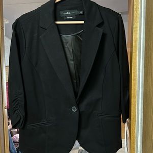Black three quarter detailed sleeve blazer